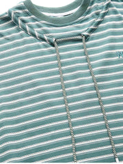 Tシャツの調節可能なドローストリング襟のクローズアップ。詳細なステッチとストライプパターンが特徴。