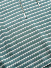 Tシャツの調節可能なドローストリング襟のクローズアップ。詳細なステッチとストライプパターンが特徴。