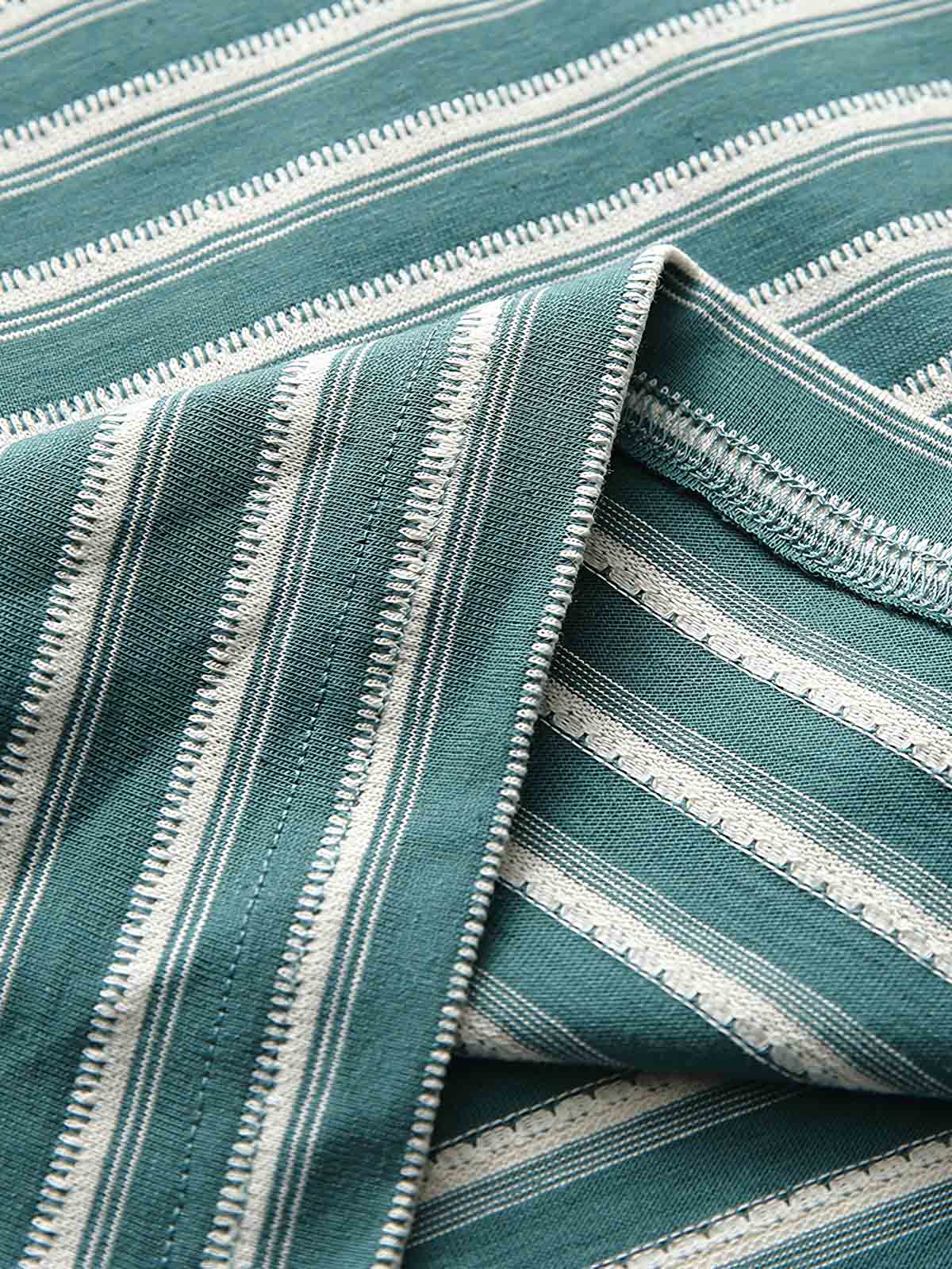 Tシャツの調節可能なドローストリング襟のクローズアップ。詳細なステッチとストライプパターンが特徴。