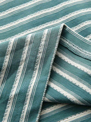 Tシャツの調節可能なドローストリング襟のクローズアップ。詳細なステッチとストライプパターンが特徴。