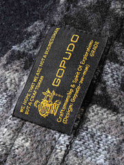 製品画像:
ナバホ族の幾何学模様が融合したウール混シャツ。暖かく快適、民族的な魅力が溢れたデザイン。秋冬にぴったりな一着。
詳細画像:
ウール混生地で耐久性と快適性を兼ね備えたナバホ柄シャツ。対称的なダブルポケットデザインが機能性を高め、レトロでアート感のある仕上がり。