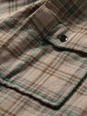 ディテールクローズアップ:起毛チェック柄カジュアルシャツの柔らかな生地と精密なダブルポケット