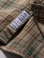 ディテールクローズアップ:起毛チェック柄カジュアルシャツの柔らかな生地と精密なダブルポケット