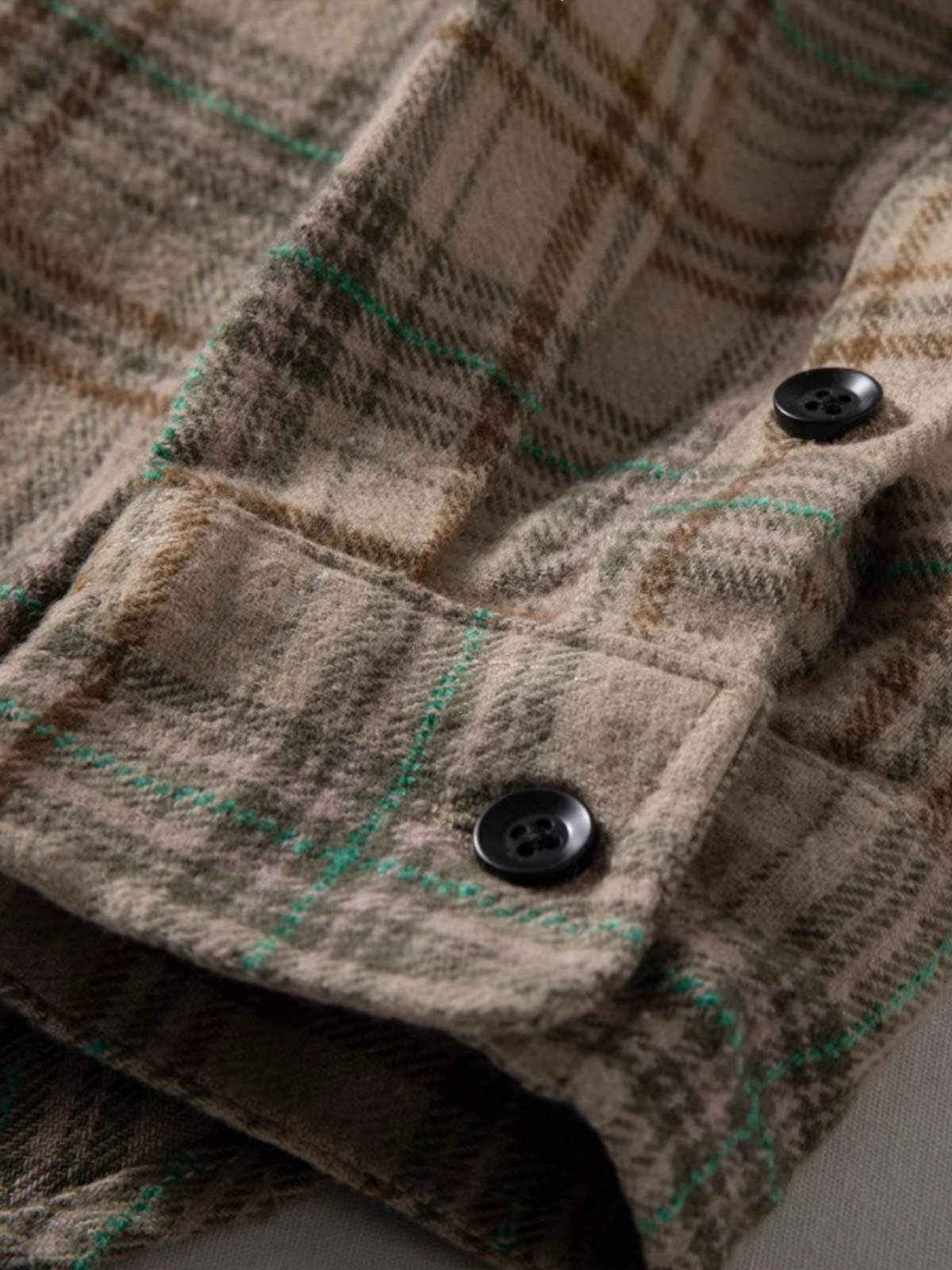 ディテールクローズアップ:起毛チェック柄カジュアルシャツの柔らかな生地と精密なダブルポケット