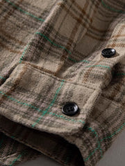 ディテールクローズアップ:起毛チェック柄カジュアルシャツの柔らかな生地と精密なダブルポケット