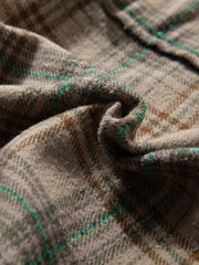 ディテールクローズアップ:起毛チェック柄カジュアルシャツの柔らかな生地と精密なダブルポケット