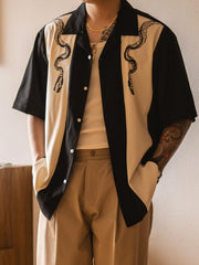 モデル画像:モデルが蛇骨プリントボウリングシャツを着用した図