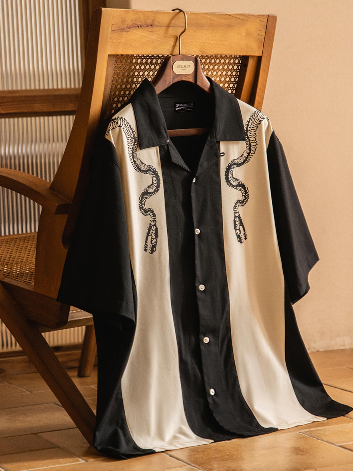 詳細画像:シャツの蛇骨プリントディテール図