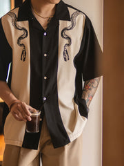 モデル画像:モデルが蛇骨プリントボウリングシャツを着用した図