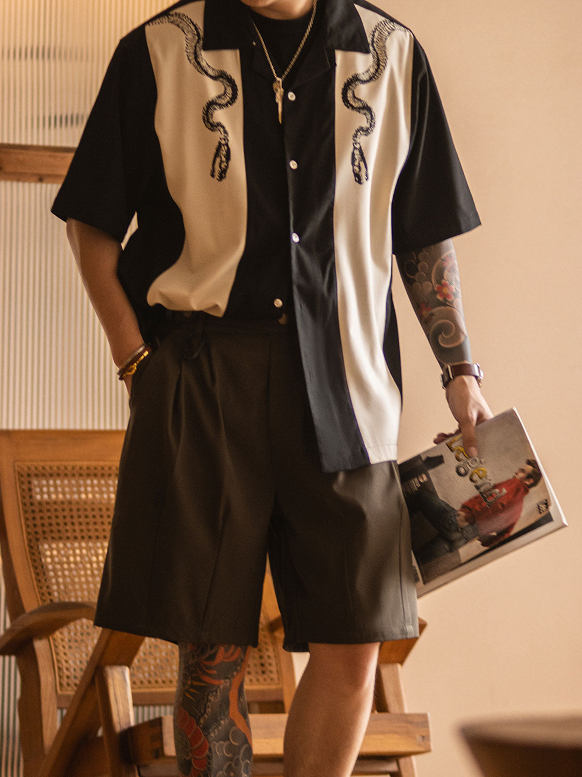 モデル画像:モデルが蛇骨プリントボウリングシャツを着用した図