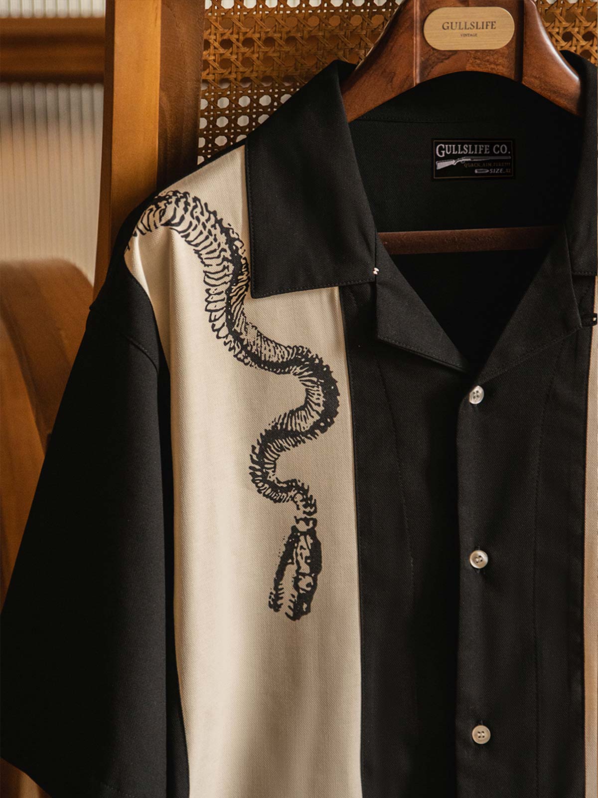 詳細画像:シャツの蛇骨プリントディテール図