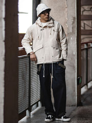 詳細画像: コットンシードの跡が残るヘリンボーン生地、フライトバックル、ダイヤ柄キルティング ディテール
モデル画像: ヴィンテージ アメカジ風 ヘリンボーン フード付き ミリタリーコート 全身