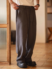 詳細画像: ウエストゴム仕様とスナップボタン付き裾のディテールアップ画像
モデル画像: 冬のカジュアルコーディネートで着用したメンズヴィンテージパンツのスタイル画像