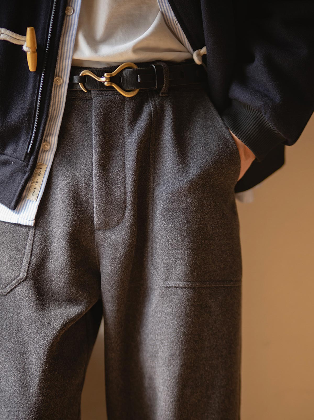 詳細画像: ウエストゴム仕様とスナップボタン付き裾のディテールアップ画像
モデル画像: 冬のカジュアルコーディネートで着用したメンズヴィンテージパンツのスタイル画像