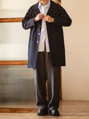 詳細画像: ウエストゴム仕様とスナップボタン付き裾のディテールアップ画像
モデル画像: 冬のカジュアルコーディネートで着用したメンズヴィンテージパンツのスタイル画像