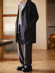 詳細画像: ウエストゴム仕様とスナップボタン付き裾のディテールアップ画像
モデル画像: 冬のカジュアルコーディネートで着用したメンズヴィンテージパンツのスタイル画像