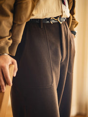 詳細画像: ウエストゴム仕様とスナップボタン付き裾のディテールアップ画像
モデル画像: 冬のカジュアルコーディネートで着用したメンズヴィンテージパンツのスタイル画像