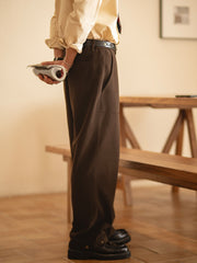 詳細画像: ウエストゴム仕様とスナップボタン付き裾のディテールアップ画像
モデル画像: 冬のカジュアルコーディネートで着用したメンズヴィンテージパンツのスタイル画像