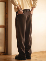 詳細画像: ウエストゴム仕様とスナップボタン付き裾のディテールアップ画像
モデル画像: 冬のカジュアルコーディネートで着用したメンズヴィンテージパンツのスタイル画像