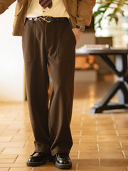 詳細画像: ウエストゴム仕様とスナップボタン付き裾のディテールアップ画像
モデル画像: 冬のカジュアルコーディネートで着用したメンズヴィンテージパンツのスタイル画像