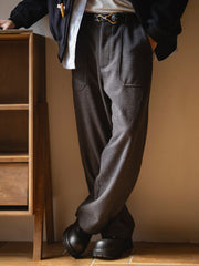 詳細画像: ウエストゴム仕様とスナップボタン付き裾のディテールアップ画像
モデル画像: 冬のカジュアルコーディネートで着用したメンズヴィンテージパンツのスタイル画像