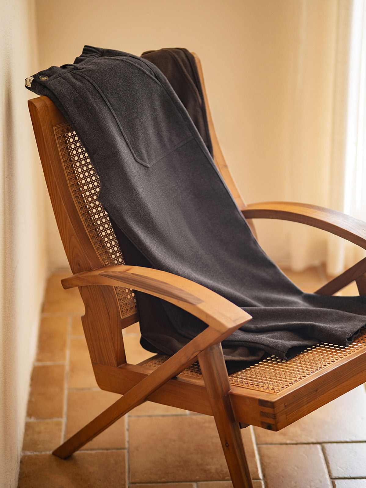 製品画像: ラシャ素材使用のヴィンテージリラックスパンツ ラシャスラックス メンズ 冬 正面画像
詳細画像: ウエストゴム仕様とスナップボタン付き裾のディテールアップ画像