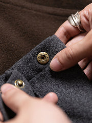 製品画像: ラシャ素材使用のヴィンテージリラックスパンツ ラシャスラックス メンズ 冬 正面画像
詳細画像: ウエストゴム仕様とスナップボタン付き裾のディテールアップ画像