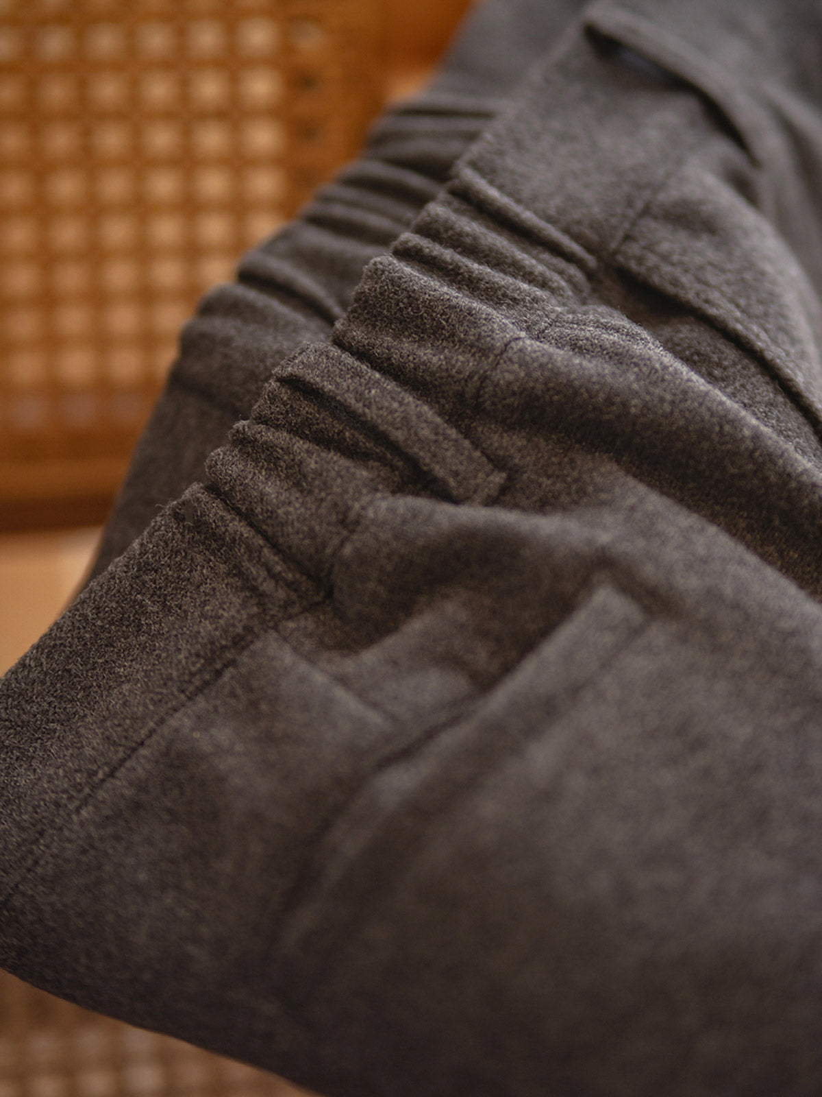 製品画像: ラシャ素材使用のヴィンテージリラックスパンツ ラシャスラックス メンズ 冬 正面画像
詳細画像: ウエストゴム仕様とスナップボタン付き裾のディテールアップ画像