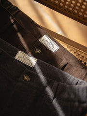 製品画像: ラシャ素材使用のヴィンテージリラックスパンツ ラシャスラックス メンズ 冬 正面画像
詳細画像: ウエストゴム仕様とスナップボタン付き裾のディテールアップ画像