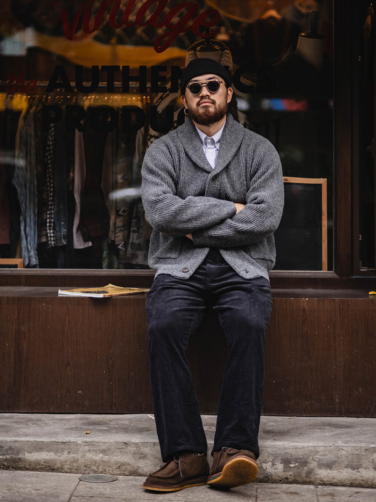 詳細画像
ニットカーディガンのリブ編みディテールとブランドカスタム「ジェントルマン」デザインを特写。型崩れしにくいリブ編み技術と高級感あふれるディテールが際立つクローズアップ画像。
モデル画像
モデルが加厚メリノウール ニットカーディガンを着用し、冬の紳士的なスタイリングを披露。ビジネスカジュアルから日常のカジュアルスタイルまで対応する洗練されたコーディネート例。