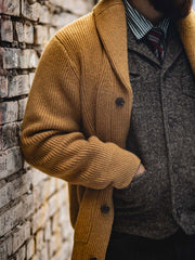 詳細画像
ニットカーディガンのリブ編みディテールとブランドカスタム「ジェントルマン」デザインを特写。型崩れしにくいリブ編み技術と高級感あふれるディテールが際立つクローズアップ画像。
モデル画像
モデルが加厚メリノウール ニットカーディガンを着用し、冬の紳士的なスタイリングを披露。ビジネスカジュアルから日常のカジュアルスタイルまで対応する洗練されたコーディネート例。