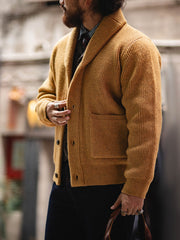 詳細画像
ニットカーディガンのリブ編みディテールとブランドカスタム「ジェントルマン」デザインを特写。型崩れしにくいリブ編み技術と高級感あふれるディテールが際立つクローズアップ画像。
モデル画像
モデルが加厚メリノウール ニットカーディガンを着用し、冬の紳士的なスタイリングを披露。ビジネスカジュアルから日常のカジュアルスタイルまで対応する洗練されたコーディネート例。