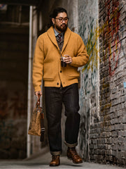 詳細画像
ニットカーディガンのリブ編みディテールとブランドカスタム「ジェントルマン」デザインを特写。型崩れしにくいリブ編み技術と高級感あふれるディテールが際立つクローズアップ画像。
モデル画像
モデルが加厚メリノウール ニットカーディガンを着用し、冬の紳士的なスタイリングを披露。ビジネスカジュアルから日常のカジュアルスタイルまで対応する洗練されたコーディネート例。