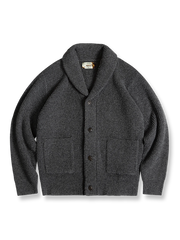 製品画像
加厚メリノウールを使用したニットカーディガンの全体展示。柔らかく暖かいメリノウール混紡素材を採用し、冬に最適な保温性と耐久性を兼ね備えた厚手デザインが特徴。
詳細画像
ニットカーディガンのリブ編みディテールとブランドカスタム「ジェントルマン」デザインを特写。型崩れしにくいリブ編み技術と高級感あふれるディテールが際立つクローズアップ画像。