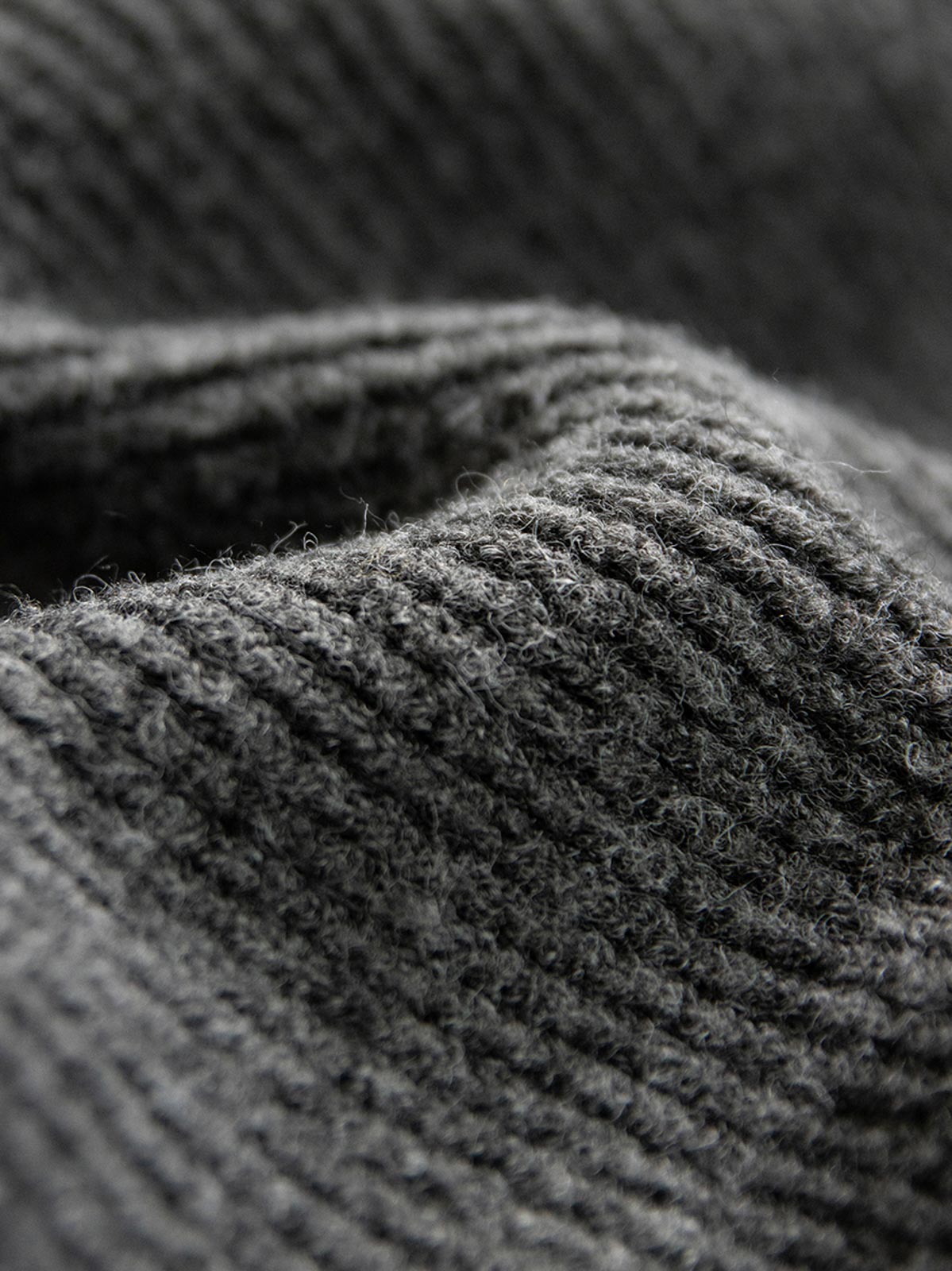 製品画像
加厚メリノウールを使用したニットカーディガンの全体展示。柔らかく暖かいメリノウール混紡素材を採用し、冬に最適な保温性と耐久性を兼ね備えた厚手デザインが特徴。
詳細画像
ニットカーディガンのリブ編みディテールとブランドカスタム「ジェントルマン」デザインを特写。型崩れしにくいリブ編み技術と高級感あふれるディテールが際立つクローズアップ画像。