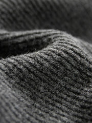 製品画像
加厚メリノウールを使用したニットカーディガンの全体展示。柔らかく暖かいメリノウール混紡素材を採用し、冬に最適な保温性と耐久性を兼ね備えた厚手デザインが特徴。
詳細画像
ニットカーディガンのリブ編みディテールとブランドカスタム「ジェントルマン」デザインを特写。型崩れしにくいリブ編み技術と高級感あふれるディテールが際立つクローズアップ画像。