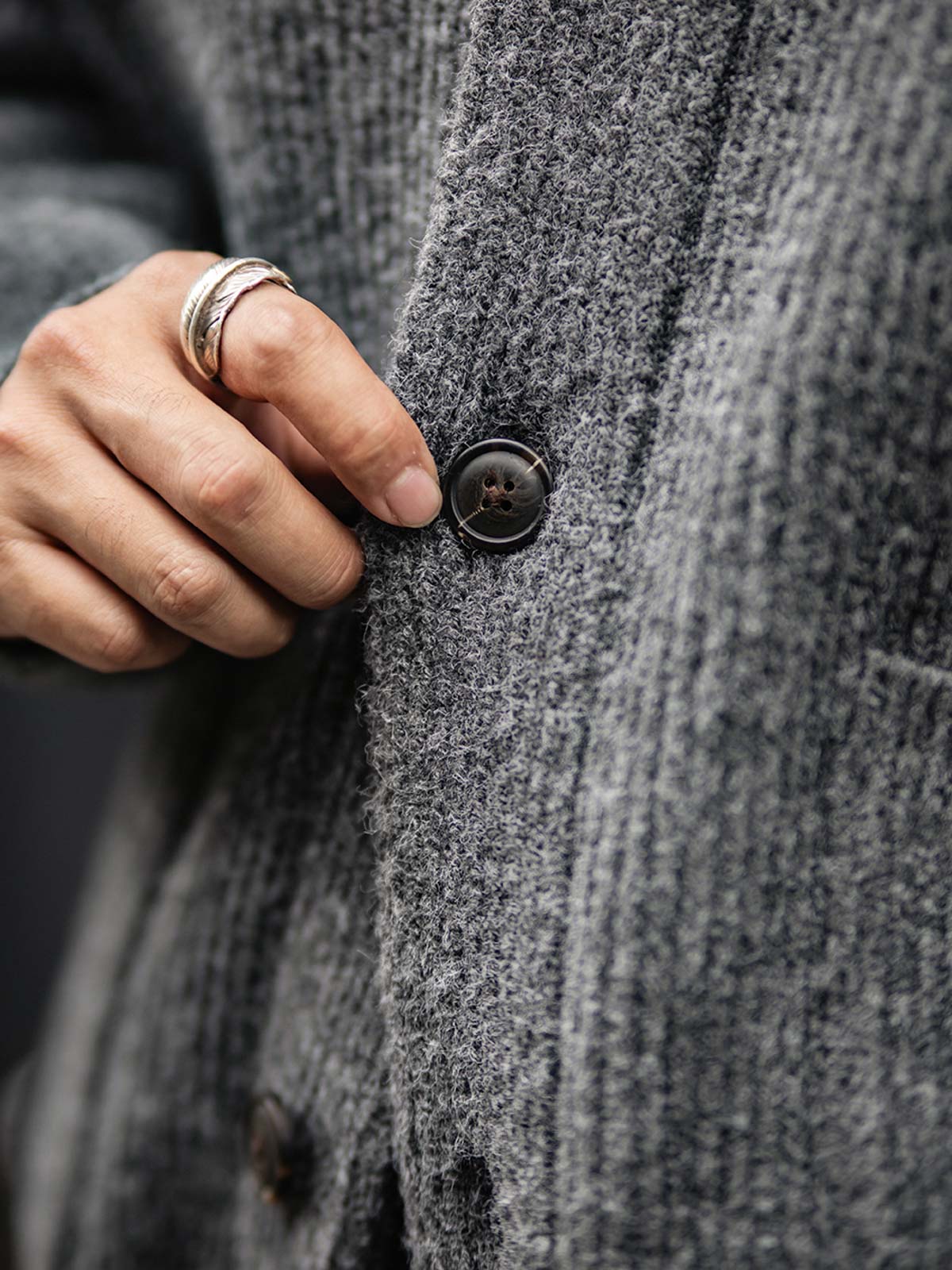 製品画像
加厚メリノウールを使用したニットカーディガンの全体展示。柔らかく暖かいメリノウール混紡素材を採用し、冬に最適な保温性と耐久性を兼ね備えた厚手デザインが特徴。
詳細画像
ニットカーディガンのリブ編みディテールとブランドカスタム「ジェントルマン」デザインを特写。型崩れしにくいリブ編み技術と高級感あふれるディテールが際立つクローズアップ画像。