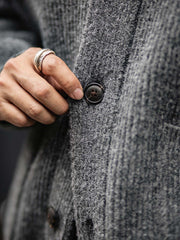 製品画像
加厚メリノウールを使用したニットカーディガンの全体展示。柔らかく暖かいメリノウール混紡素材を採用し、冬に最適な保温性と耐久性を兼ね備えた厚手デザインが特徴。
詳細画像
ニットカーディガンのリブ編みディテールとブランドカスタム「ジェントルマン」デザインを特写。型崩れしにくいリブ編み技術と高級感あふれるディテールが際立つクローズアップ画像。