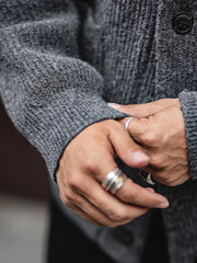 製品画像
加厚メリノウールを使用したニットカーディガンの全体展示。柔らかく暖かいメリノウール混紡素材を採用し、冬に最適な保温性と耐久性を兼ね備えた厚手デザインが特徴。
詳細画像
ニットカーディガンのリブ編みディテールとブランドカスタム「ジェントルマン」デザインを特写。型崩れしにくいリブ編み技術と高級感あふれるディテールが際立つクローズアップ画像。