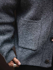 製品画像
加厚メリノウールを使用したニットカーディガンの全体展示。柔らかく暖かいメリノウール混紡素材を採用し、冬に最適な保温性と耐久性を兼ね備えた厚手デザインが特徴。
詳細画像
ニットカーディガンのリブ編みディテールとブランドカスタム「ジェントルマン」デザインを特写。型崩れしにくいリブ編み技術と高級感あふれるディテールが際立つクローズアップ画像。