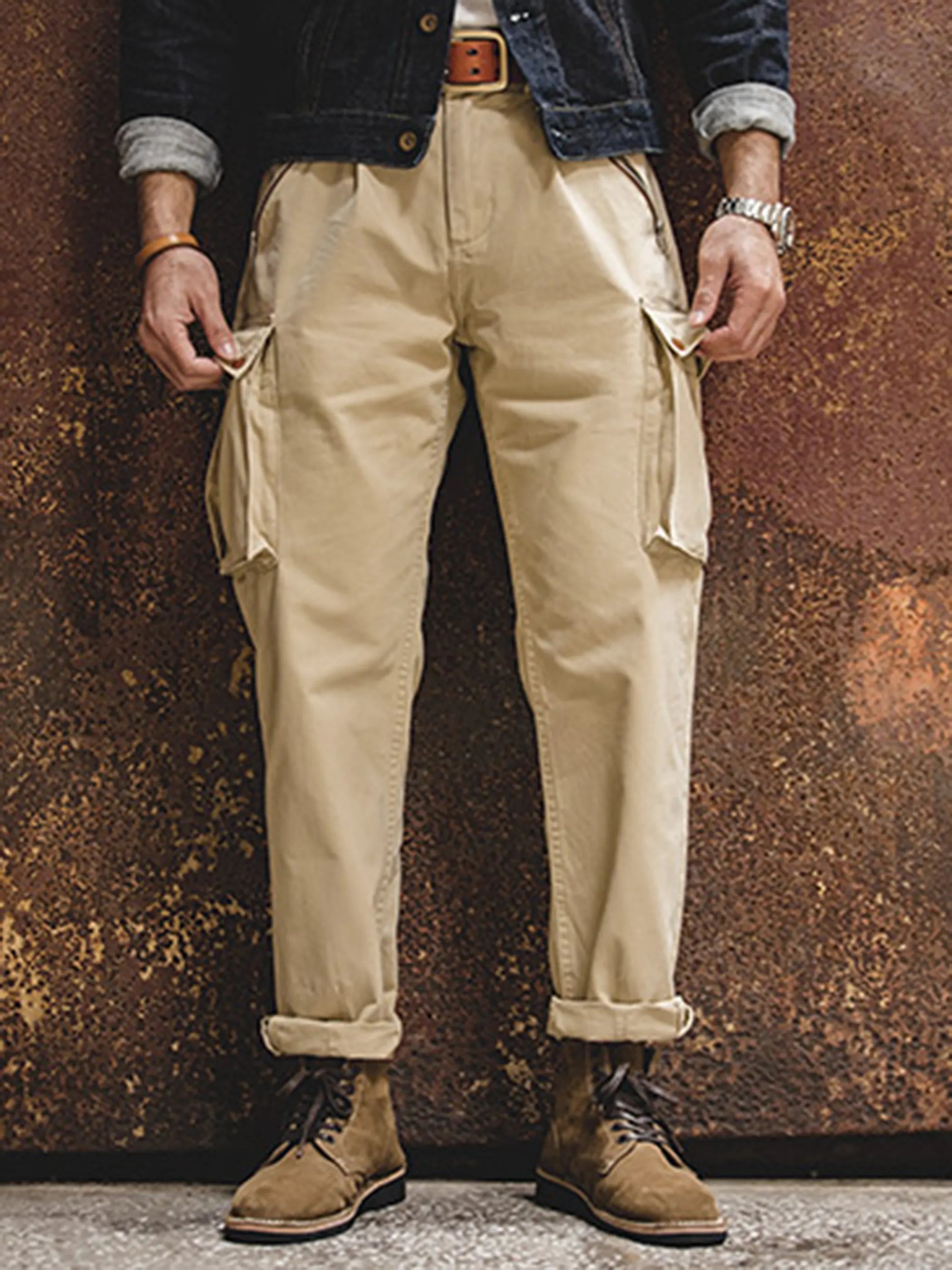 テーパードシルエットのミリタリーパンツ全体像。斜めジップポケットとサイドポケットが視線を引く