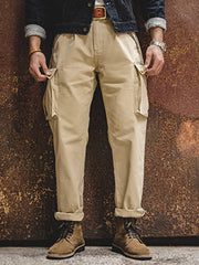 テーパードシルエットのミリタリーパンツ全体像。斜めジップポケットとサイドポケットが視線を引く