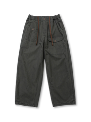 カーキとネイビーのチェック柄コットン生地にイレギュラーポケットを配したワイドカーゴパンツ全体図