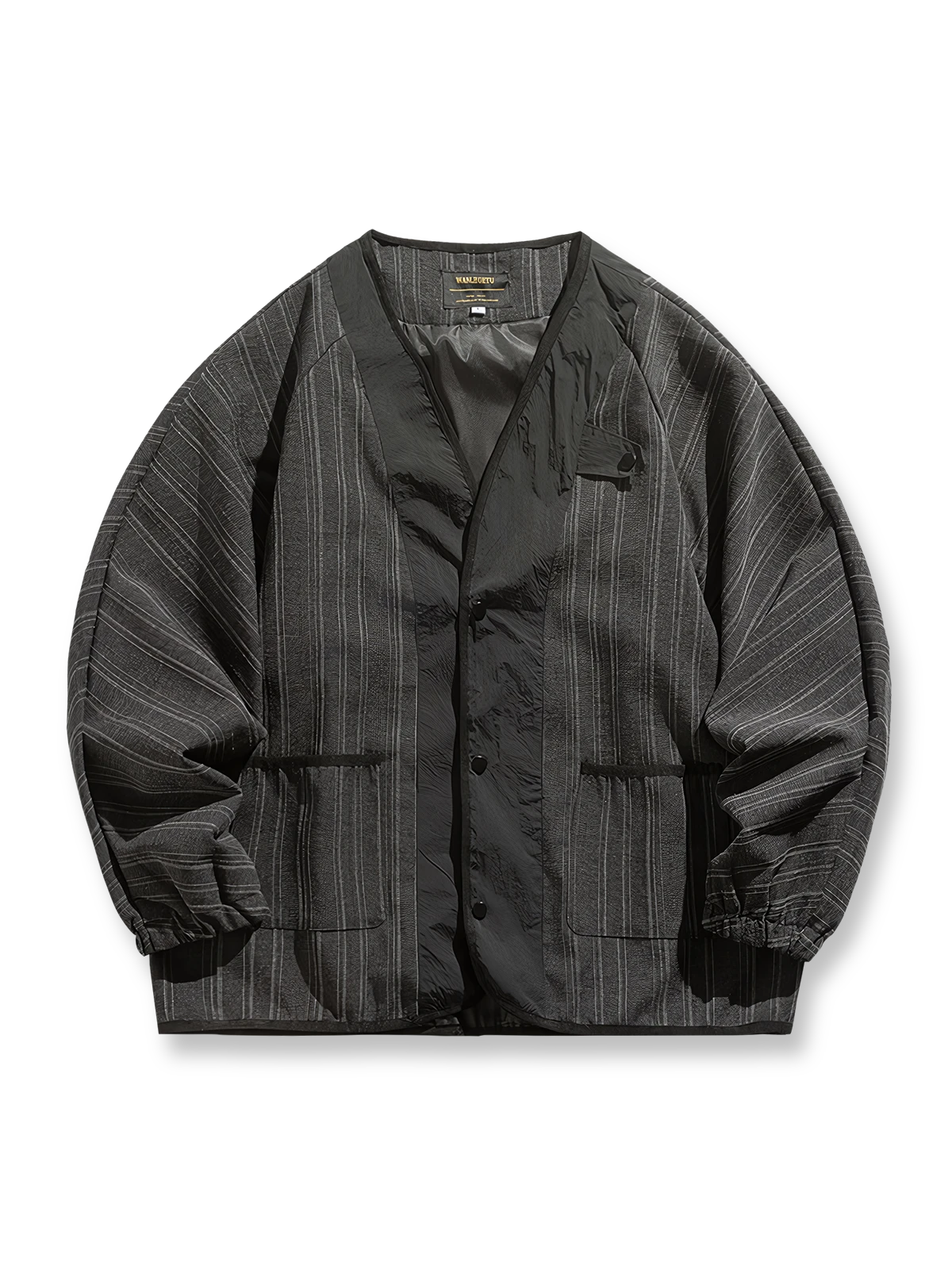 製品画像
「アウトドアスタイルのストライプジャケット全体展示画像。シンプルなストライプデザインとゆったりとしたシルエットが、アウトドアスタイルの機能性と快適な着心地を演出。」
詳細画像
「ストライプ柄のディテールと袖口のゴム仕様特写。袖口のゴムによる防風性能と、シンプルでありながらスタイリッシュなデザインが特徴。」