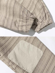 製品画像
「アウトドアスタイルのストライプジャケット全体展示画像。シンプルなストライプデザインとゆったりとしたシルエットが、アウトドアスタイルの機能性と快適な着心地を演出。」
詳細画像
「ストライプ柄のディテールと袖口のゴム仕様特写。袖口のゴムによる防風性能と、シンプルでありながらスタイリッシュなデザインが特徴。」