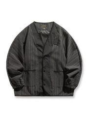 製品画像
「アウトドアスタイルのストライプジャケット全体展示画像。シンプルなストライプデザインとゆったりとしたシルエットが、アウトドアスタイルの機能性と快適な着心地を演出。」
詳細画像
「ストライプ柄のディテールと袖口のゴム仕様特写。袖口のゴムによる防風性能と、シンプルでありながらスタイリッシュなデザインが特徴。」