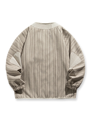 製品画像
「アウトドアスタイルのストライプジャケット全体展示画像。シンプルなストライプデザインとゆったりとしたシルエットが、アウトドアスタイルの機能性と快適な着心地を演出。」
詳細画像
「ストライプ柄のディテールと袖口のゴム仕様特写。袖口のゴムによる防風性能と、シンプルでありながらスタイリッシュなデザインが特徴。」