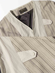 製品画像
「アウトドアスタイルのストライプジャケット全体展示画像。シンプルなストライプデザインとゆったりとしたシルエットが、アウトドアスタイルの機能性と快適な着心地を演出。」
詳細画像
「ストライプ柄のディテールと袖口のゴム仕様特写。袖口のゴムによる防風性能と、シンプルでありながらスタイリッシュなデザインが特徴。」