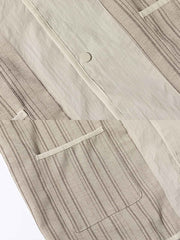 製品画像
「アウトドアスタイルのストライプジャケット全体展示画像。シンプルなストライプデザインとゆったりとしたシルエットが、アウトドアスタイルの機能性と快適な着心地を演出。」
詳細画像
「ストライプ柄のディテールと袖口のゴム仕様特写。袖口のゴムによる防風性能と、シンプルでありながらスタイリッシュなデザインが特徴。」