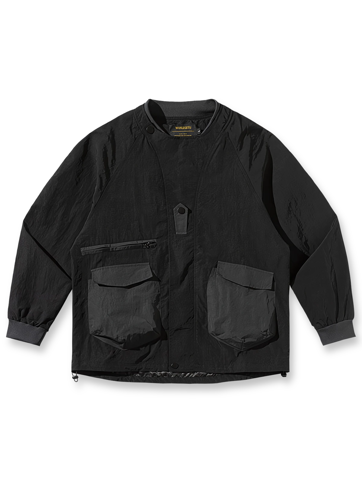 製品画像
「多機能ポケットデザインのアウトドアジャケット全体展示図。実用性とファッション性を兼ね備えたシルエットで、さまざまなシーンに対応可能な一着。」
詳細画像
「襟元のスナップボタンと斜めジッパーポケットのディテール特写。デザイン性と実用性を両立させたディテールが目を引きます。」